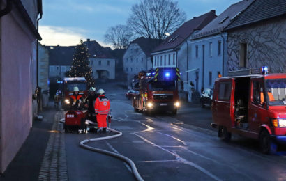 Ein Großaufgebot von Feuerwehren war vor Ort und verhinderte ein Übergreifen der Flammen Foto: Oberpfalz Aktuell