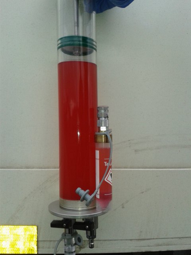 Bild(Bundeszollverwaltung): rot gefärbtes Heizöl-Dieselgemisch 