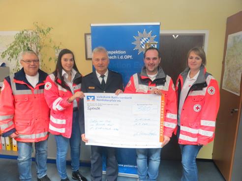 Von links nach rechts: Horst Priebe (Neustadt/Kulm), Lena Schreglmann (Grafenwöhr), EPHK Werner Stopfer, Florian Eibl (Pressath), Alexandra Kummer (Kaltenbrunn) Quelle: Polizei