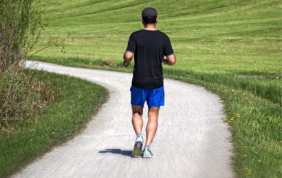 Jogger wirft in Regensburg Stein auf Spaziergänger