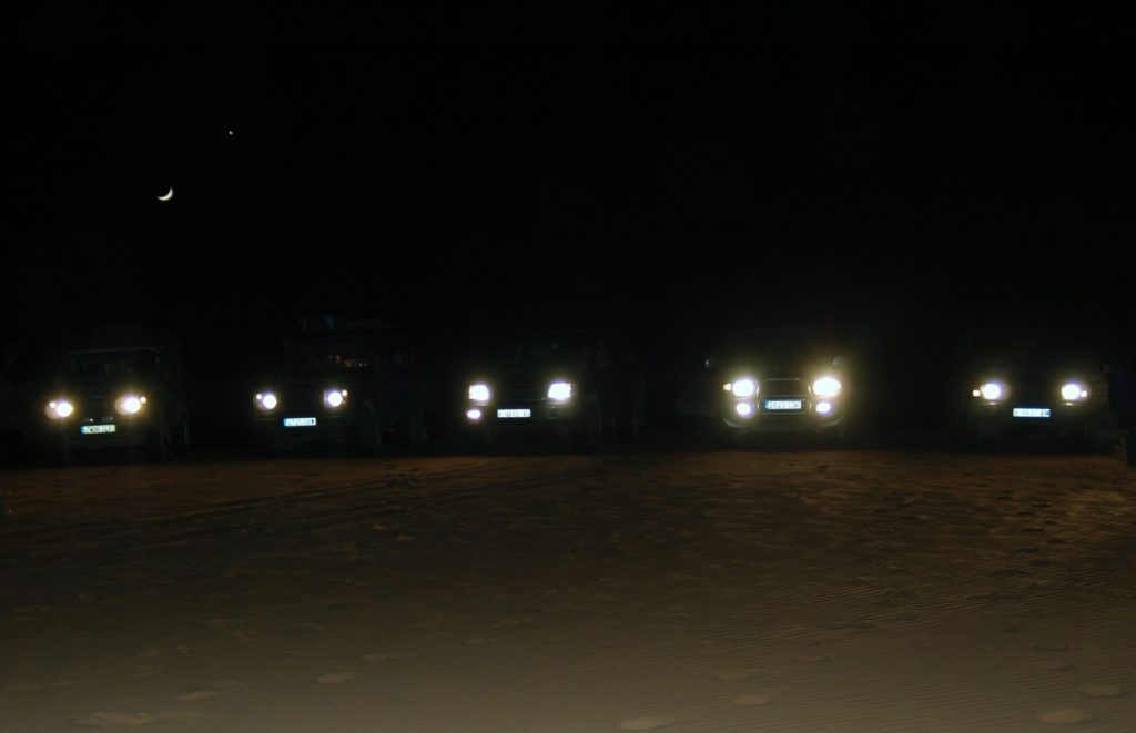 Symbolbild: Autos bei Nacht