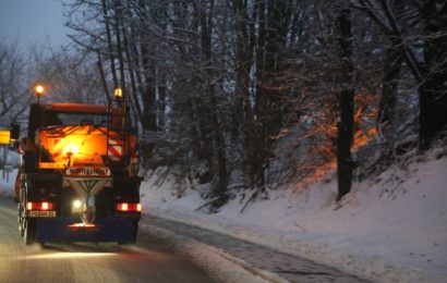 Schneepflug bei Altenstadt überholt und in Leitplanke gekracht