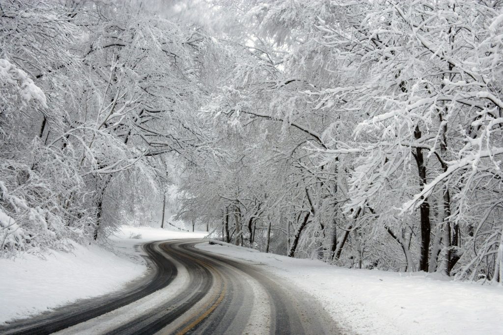 Symbolbild: Winterliche Straße