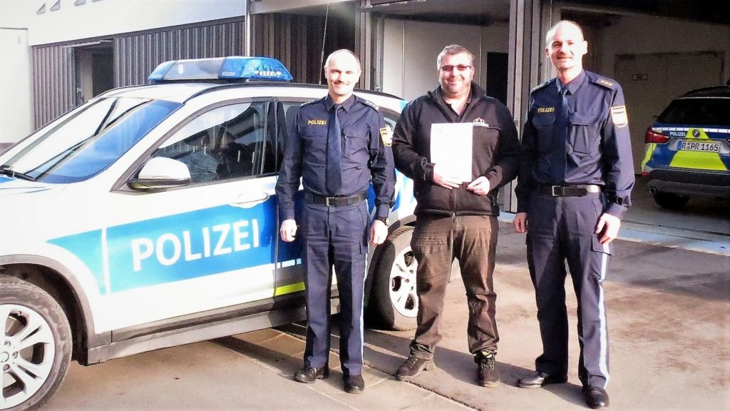 Für sein couragiertes Verhalten wurde Thomas Pöppel von der Polizei ausgezeichnet Foto: Polizei Neumarkt