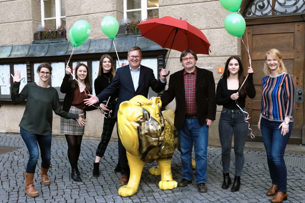 Das  PR-Team des Gregor-Mendel-Gymnasiums mit dem "Schirmherrn"  Oberbürgermeister Michael Cerny, Schulleiter Peter Welnhofer (3.v.r.)  sowie den Lehrkräften Claudia Ried (links)  und Bettina Wagner (rechts). Foto: Susanne Schwab, Stadt Amberg