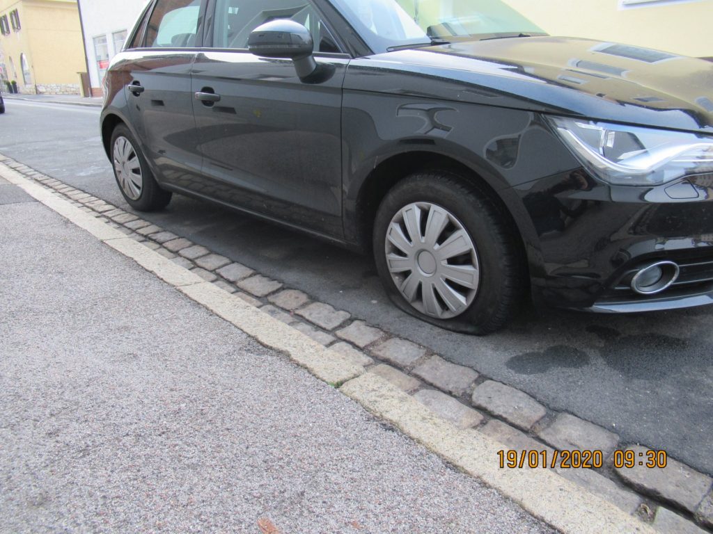 Insgesamt wurden sechs Autoreifen zerstochen mit einem Sachschaden von rund 1200 Euro Foto: Polizei