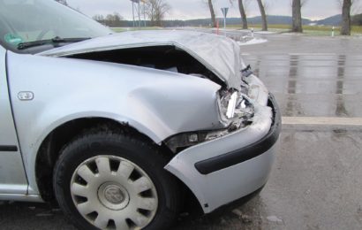 Bei winterlichen Straßenverhältnissen mit Sommerreifen unterwegs – auf Tanklastzug aufgerutscht