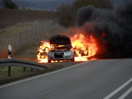 PKW im Vollbrand auf der B299 zwischen Amberg und Ursensollen Foto: Polizei