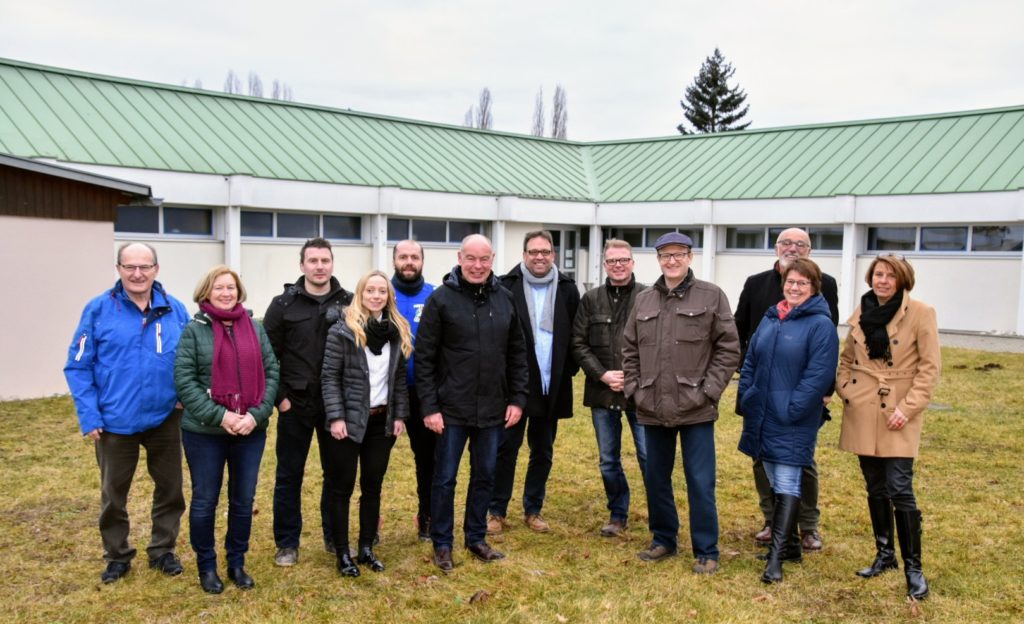 Besuchergruppe vor Ort im Kümmersbrucker Sportzentrum mit Bürgermeister Roland Strehl (6. V.l.). Foto:  Thomas Pronath