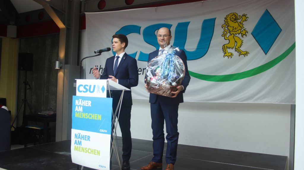 CSU-Bürgermeisterkandidat Achim Kuchenbecker (links) überreichte Staatsminister Albert Füracker einen Geschenkkorb und bedankte sich für sein Kommen Foto: Pressedienst Wagner