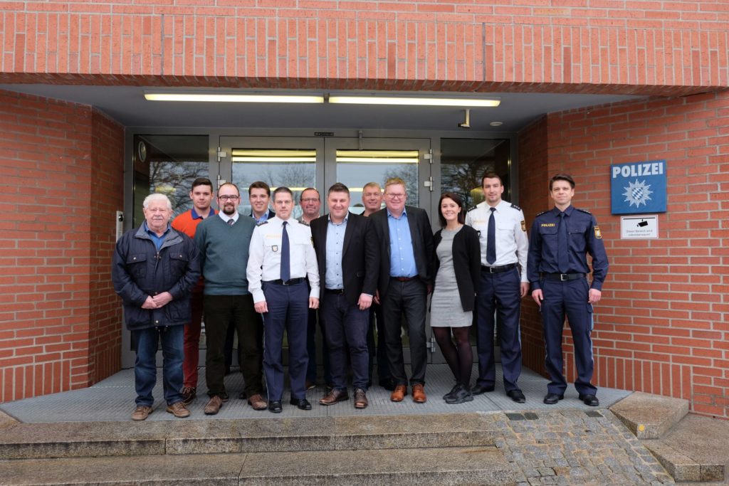 Foto: von links nach rechts: Stv. ASP Kreisvorsitzender Werner Vornlocher,  Pascal Glöckner-Bernreuter, stv. ASP Kreisvorsitzender Maximilian  Großer, Stadtratskandidat Tobias Konrad, Polizeidirektor Thomas Lachner,  ASP Bezirksvorsitzender Andreas Otterbein, ASP Kreisvorsitzender  und Stadtrat Daniel Müller, Stadtrat Stefan Ott, Oberbürgermeister  Michael Cerny, Stadtratskandidatin Marina Galli,  Polizeihauptkommissar  Andreas Weidauer, stellvertretender Dienststellenleiter und  Polizeihauptkommissar Achim Kuchenbecker. 