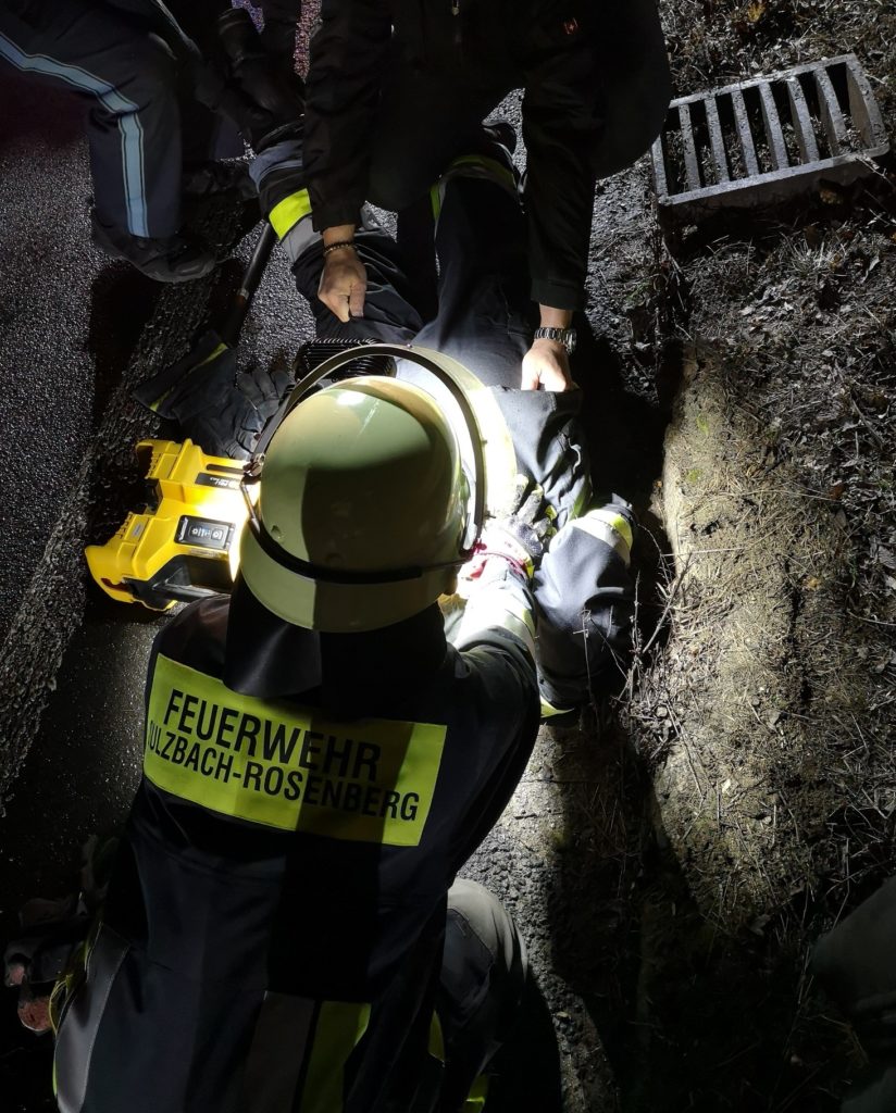 Die Feuerwehr Sulzbach in vollem Einsatz bei der Rettung der Katze Foto: Polizei