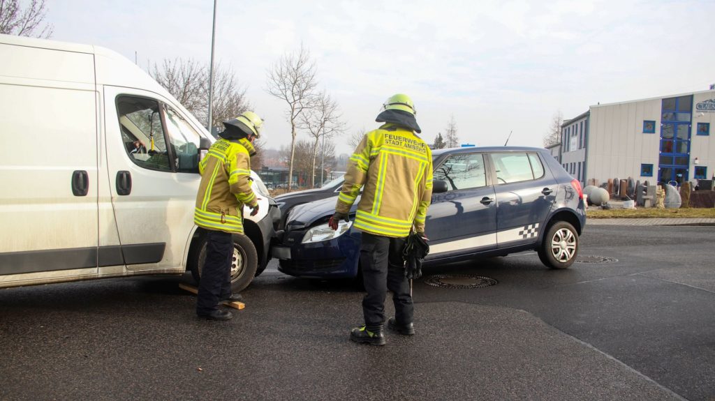 Die beiden Fahrzeuge verkeilten sich bei dem Unfall Foto: Pressedienst Wagner