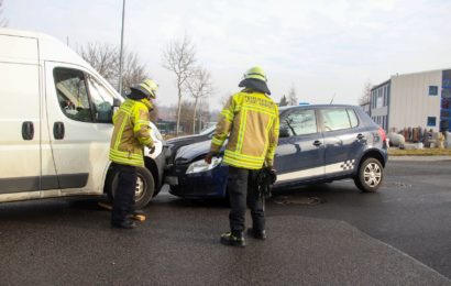 Die beiden Fahrzeuge verkeilten sich bei dem Unfall Foto: Pressedienst Wagner