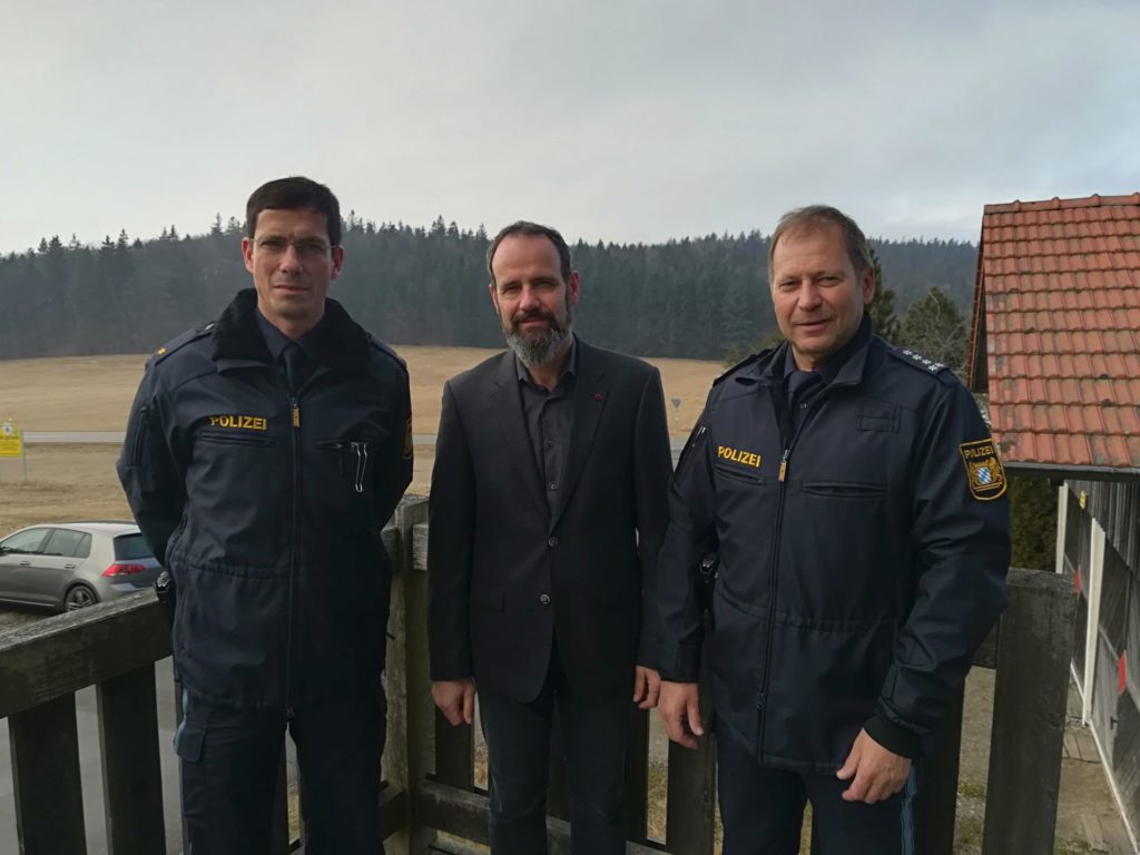 Der  Dienststellenleiter der PI Furth im Wald Polizeirat Vincent Bauer  (links) und sein Stellvertreter Erster Polizeihauptkommissar Ludwig  Kreitl (rechts) gratulieren Polizeihauptkommissar Johann  Schächtl zu seiner neuen Aufgabe als Leiter der Grenzpolizeigruppe  Furth im Wald (Quelle PHK Müller Marco, PI Furth im Wald-GPG)