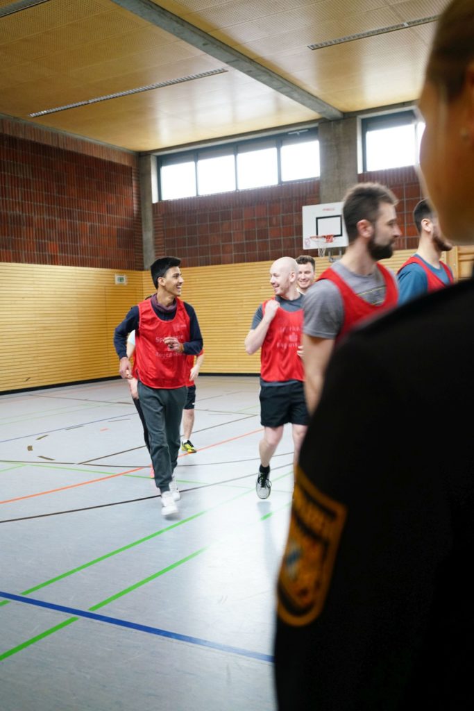 Polizisten spielen mit den Schülern Fußball