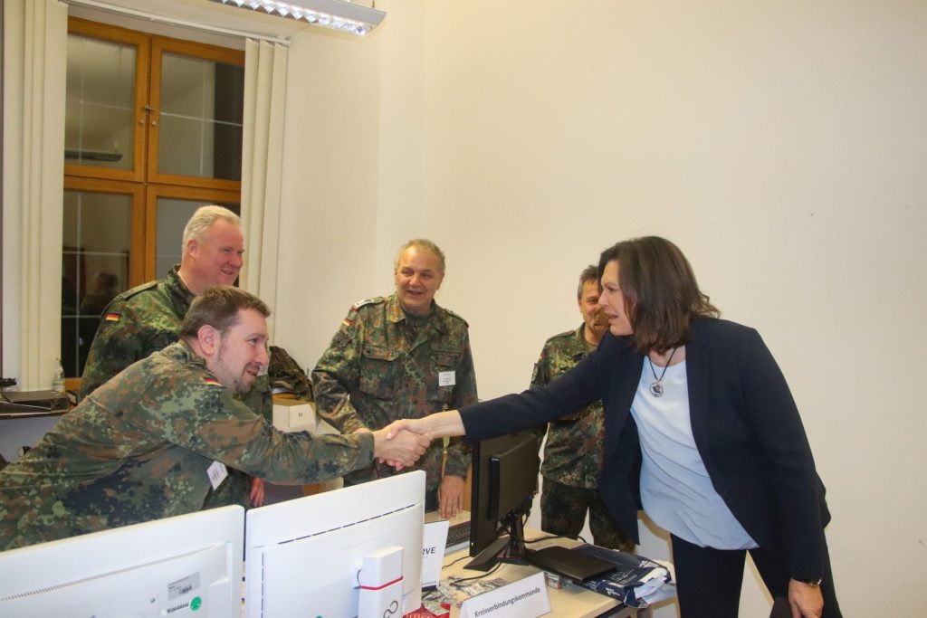 Landtagspräsidentin Ilse Aigner besucht die Katastrophenschutzübung im Landratsamberg Amberg-Sulzbach Foto: Pressedienst Wagner