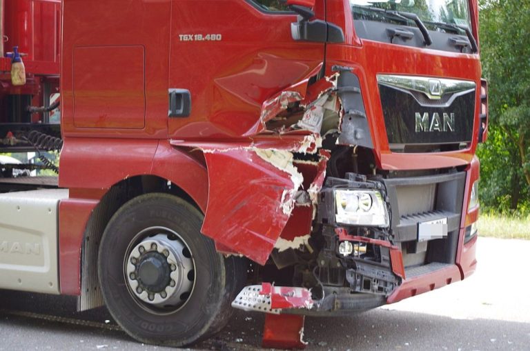 Auffahrunfall mit zwei Sattelzügen