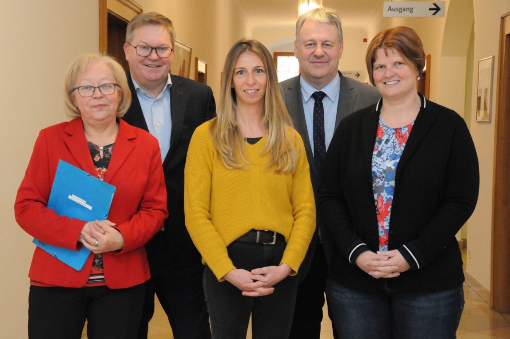 Notruf für Frauen und Mädchen mit integrierter Fachstelle gegen sexualisierte Gewalt: v.li.:  SkF-Vorsitzende Marianne Gutwein, Oberbürgermeister Michael Cerny,  Diplom-Sozialpädagogin Nicole Koppitz, Landrat Richard Reisinger,  SkF-Geschäftsführerin  Andrea Graf Foto: Christine Hollederer