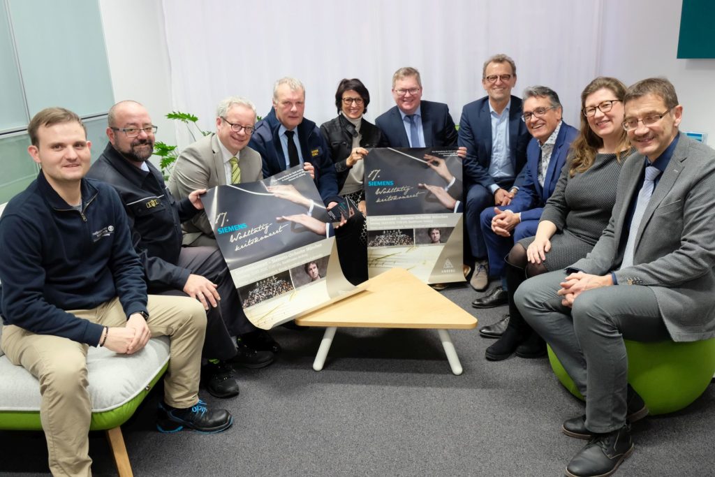 Von  links nach rechts: Daniel Götz, Marco Hubert, Dr. Fabian Kern, Bernhard  Strobl, Ramona Grosser, Oberbürgermeister Michael Cerny, Günter  Jakesch, Dr. Gunter Beitinger, Katja  Körtge und Reiner Volkert. Foto: Susanne Schwab, Stadt Amberg