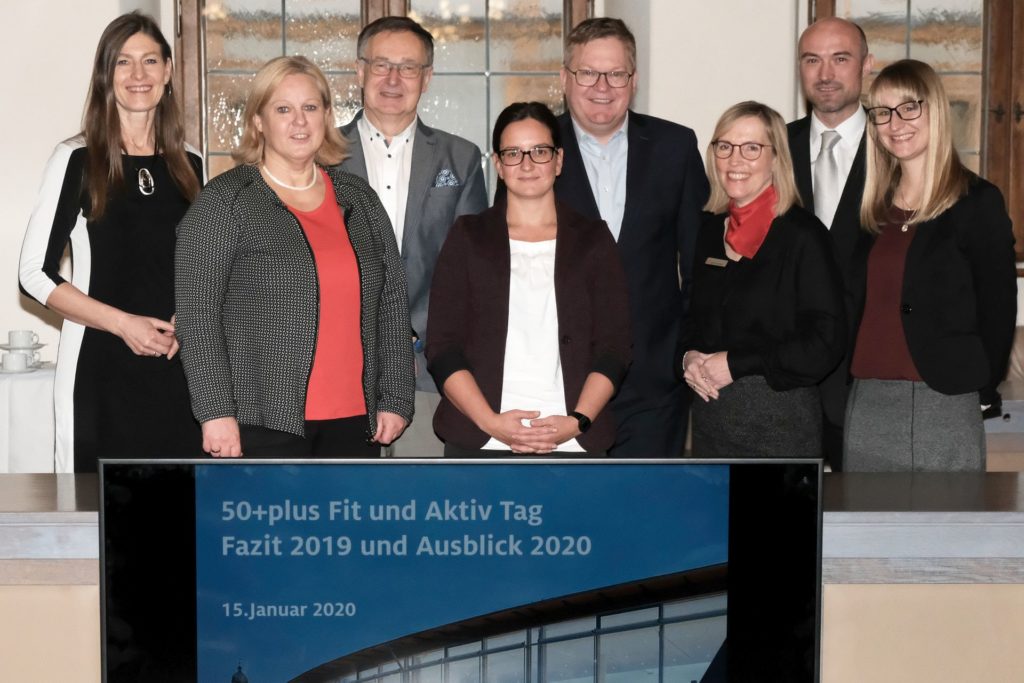 Zogen  eine erfolgreiche Bilanz des 50 plus fit + aktiv Tages 2019 (v.l.n.r.):  Karoline Gajeck-Scheuck (Stadtwerke Amberg), Kerstin Wittmann (Klinikum  St. Marien), Referatsleiter  Dr. Harald Knerer-Bütting, stellvertretende Amtsleiterin Jennifer  Distler, Oberbürgermeister Michael Cerny, Kathrin Schmidt (Sparkasse  Amberg-Sulzbach), Markus Hirsch (VR-Bank Amberg) und Sabrina Liermann  (Seniorenstelle Stadt Amberg). Foto: Susanne Schwab, Stadt Amberg