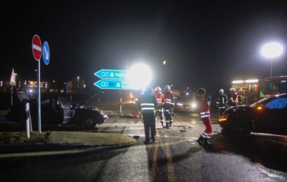 Schwerer Verkehrsunfall mit eingeklemmter Person in Ursensollen