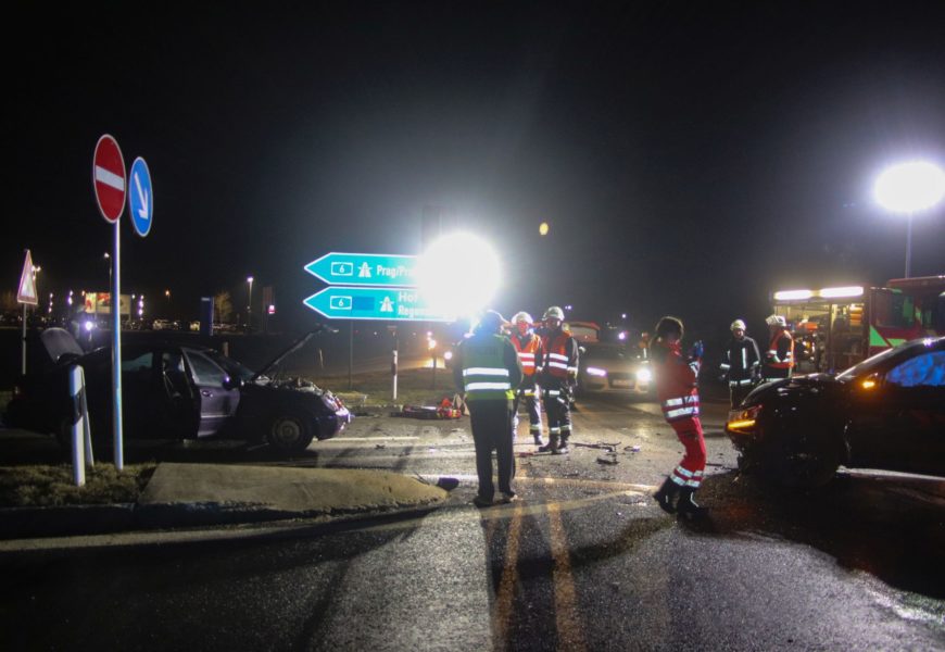 Schwerer Verkehrsunfall mit eingeklemmter Person in Ursensollen