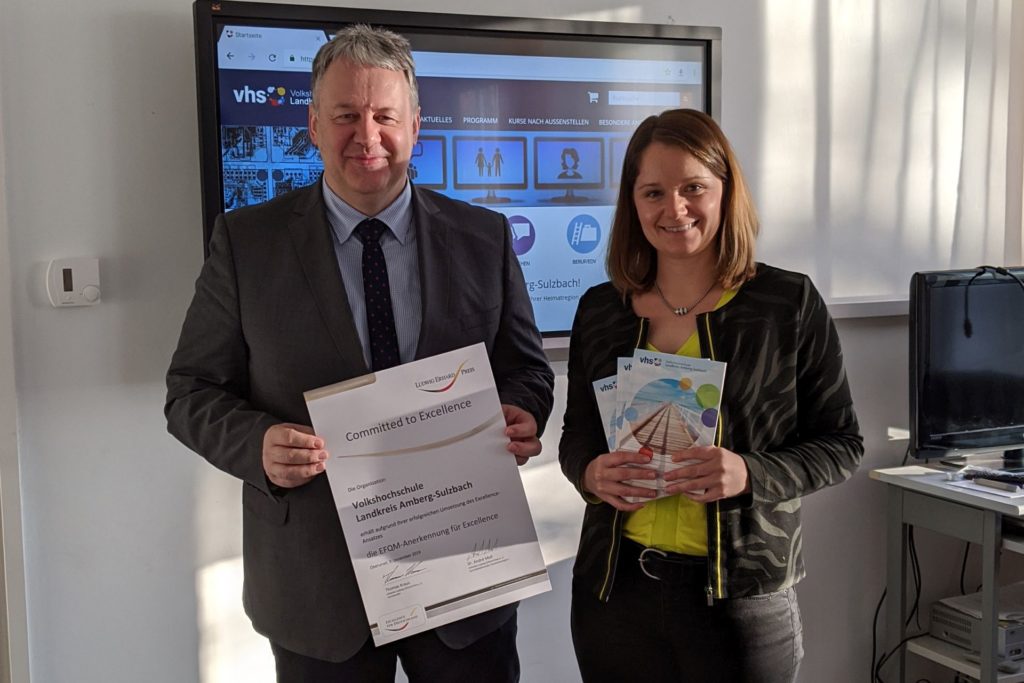 Landrat Richard Reisinger und vhs-Leiterin Julia Wolfsteiner präsentieren das neue Programmheft der vhs Amberg-Sulzbach.  Foto: Tanja Kellner, vhs Amberg-Sulzbach