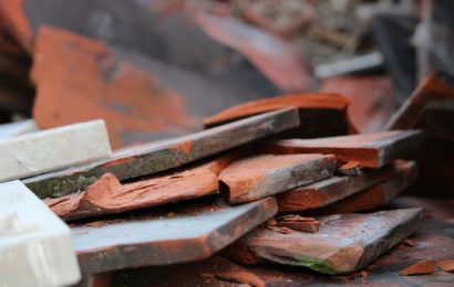 Bauschuttablagerung auf einem Waldweg zwischen Buchtal und Schwarzenfeld