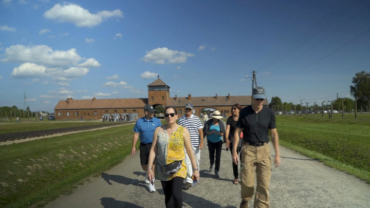 Die letzten Zeugen – Mahner für die Zukunft: Kinder von Auschwitz-Überlebenden beim Besuch des Konzentrationslagers. Copyright: ZDF/Frank Vieltorf 