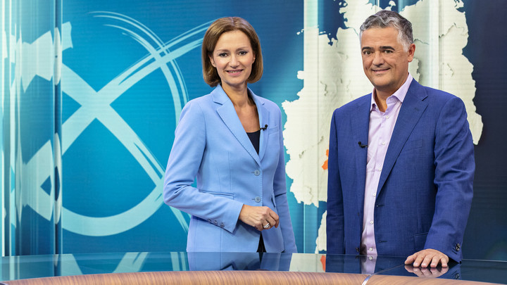 Bettina Schausten und Matthias Fornoff führen durch die Live-Übertragung "Wahl in Hamburg". Copyright: ZDF/Jana Kay 