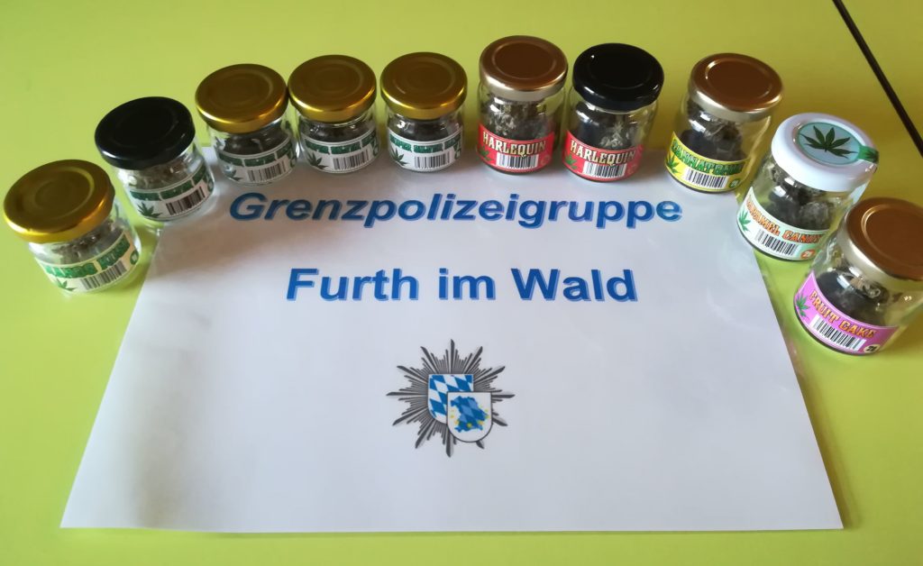 Die sichergestellten Gläschen mit Marihuana Foto: Polizei