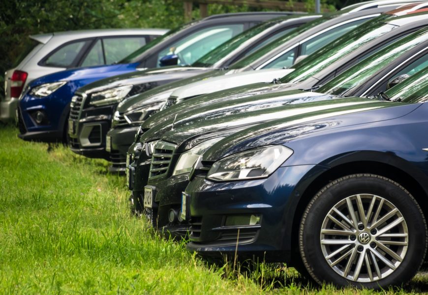 Müll am Parkplatz entsorgt