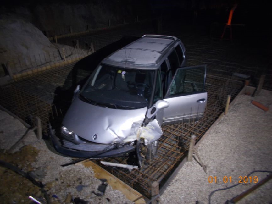 Nach der Promillefahrt landete der PKW in einer Baugrube Foto: Polizei