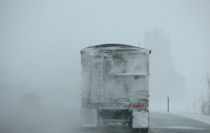 Eisbrocken durchschlägt Windschutzscheibe