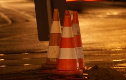 Pkw touchierte Verkehrssicherungsfahrzeug