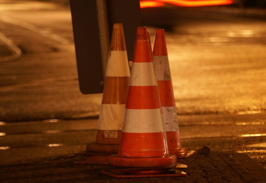 Pkw touchierte Verkehrssicherungsfahrzeug