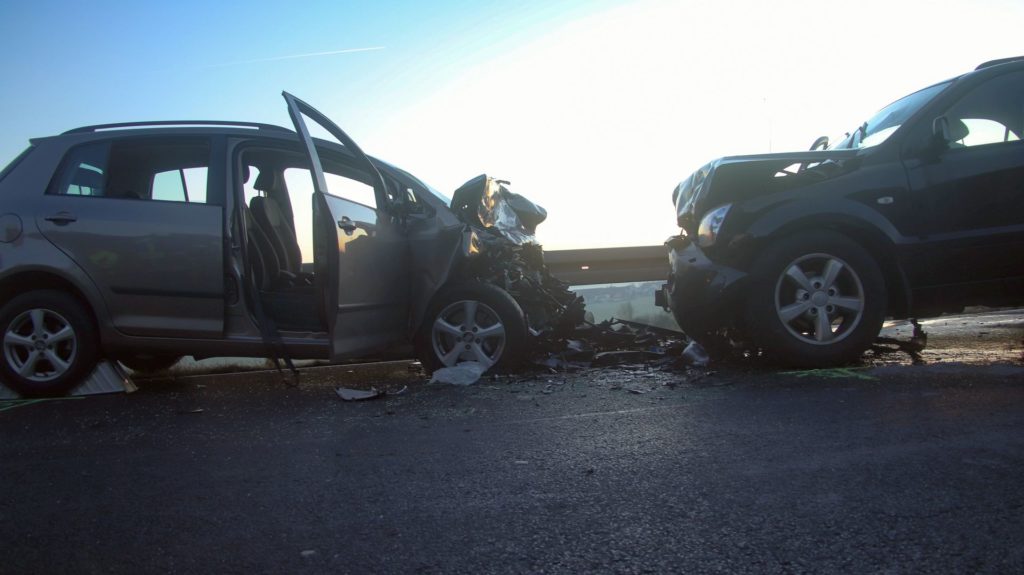 Die beiden Fahrzeuge stießen frontal zusammen. Alle vier Insassen wurden schwer verletzt Foto: Pressedienst Wagner