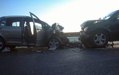 Schwerer Verkehrsunfall auf der St2166 Kreuzung zwischen Altenstadt/Vohenstrauß und Waldau