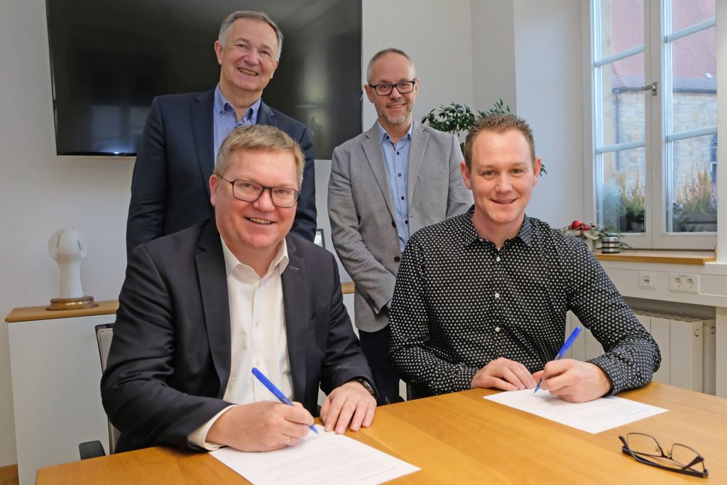 Die Vertreter der Vertragsparteien, Christoph  Hollweck (vorne rechts, für den Stadtjugendring) und Oberbürgermeister  Michael Cerny (vorne links, für die  Stadt) unterzeichnen den Vertrag, begleitet durch den zuständigen Referatsleiter Dr.  Harald Knerer-Brütting (hinten links) und dem Leiter des Jugendamtes  Thomas Boss. Foto © Stadt Amberg, Thomas Graml