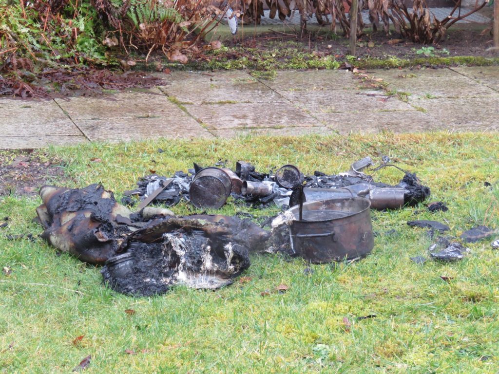 Teile der ausgebrannten Küche Foto: Polizei