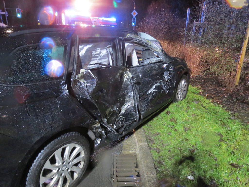 Der LKW stieß gegen die komplette rechte Fahrzeugseite des Seat Foto: Polizei