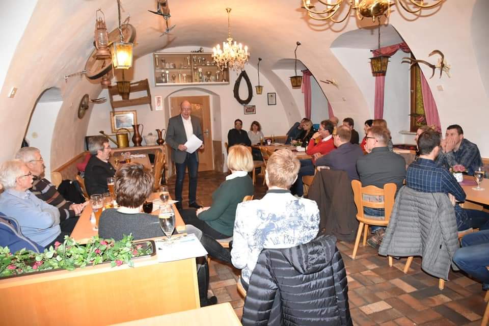 Die Versammlung und Bürgermeister Roland Strehl bei seinen Ausführungen. Foto:  Birgit Singer-Grimm