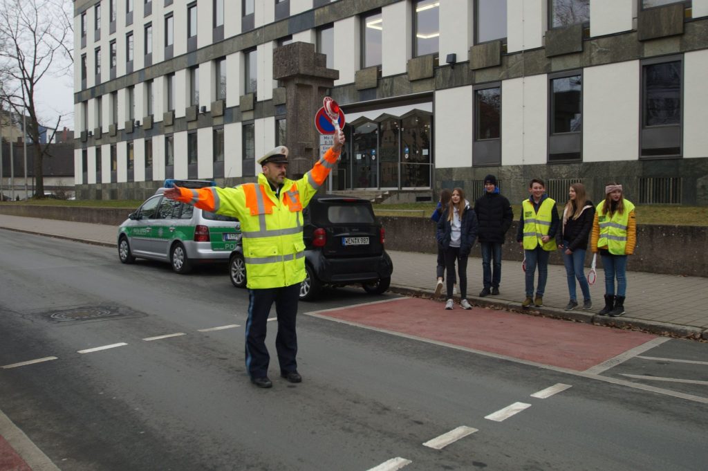 PHM Nörl von der PI Weiden i.d.OPf. bei der Ausbildung der Schülerlotsen Quelle: Polizei