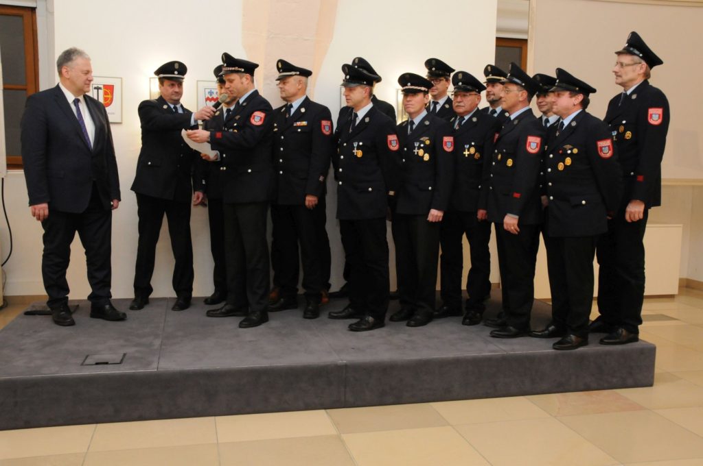 Landrat Richard Reisinger hat die Ehrenschirmherrschaft für das Jubiläumsfest der Feuerwehr Traßlberg Mitte Mai übernommen. Foto: Christine Hollederer