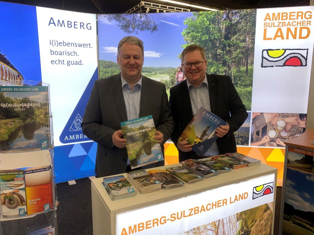 Landrat Richard Reisinger und Oberbürgermeister Michael Cerny (v.li.) rührten gemeinsam die Werbetrommel für das Amberg-Sulzbacher Land und gaben den Standbesuchern bereitwillig Auskunft über die Vorzüge des Amberg-Sulzbacher Landes. Foto: Christine Hollederer