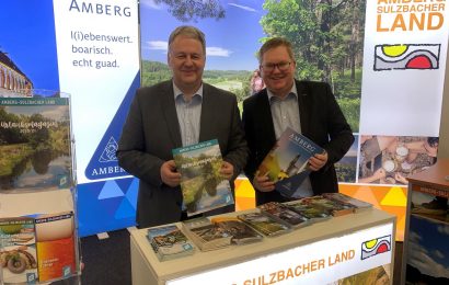 Landrat Richard Reisinger und Oberbürgermeister Michael Cerny (v.li.) rührten gemeinsam die Werbetrommel für das Amberg-Sulzbacher Land und gaben den Standbesuchern bereitwillig Auskunft über die Vorzüge des Amberg-Sulzbacher Landes. Foto: Christine Hollederer