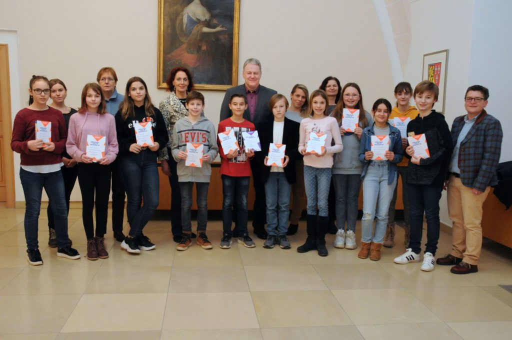 Jakob  Beck von der Realschule Auerbach (8.v.li.) konnte die Jury um Landrat  Richard Reisinger (9.v.li.) von sich überzeugen und gewann den  Vorlesewettbewerb  des Landkreises Amberg-Sulzbach. Foto: Christine Hollederer