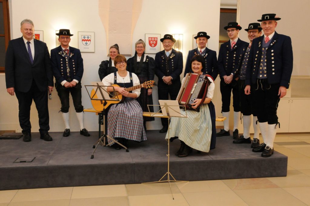 Der  Heimat- und Trachtenverein Erz- und Eisenwalzerboum Sulzbach-Rosenberg  mit Wilhelm Ertel (2.v.li.) an der Spitze feiert seinen 70. Geburtstag. Foto: Christine Hollederer