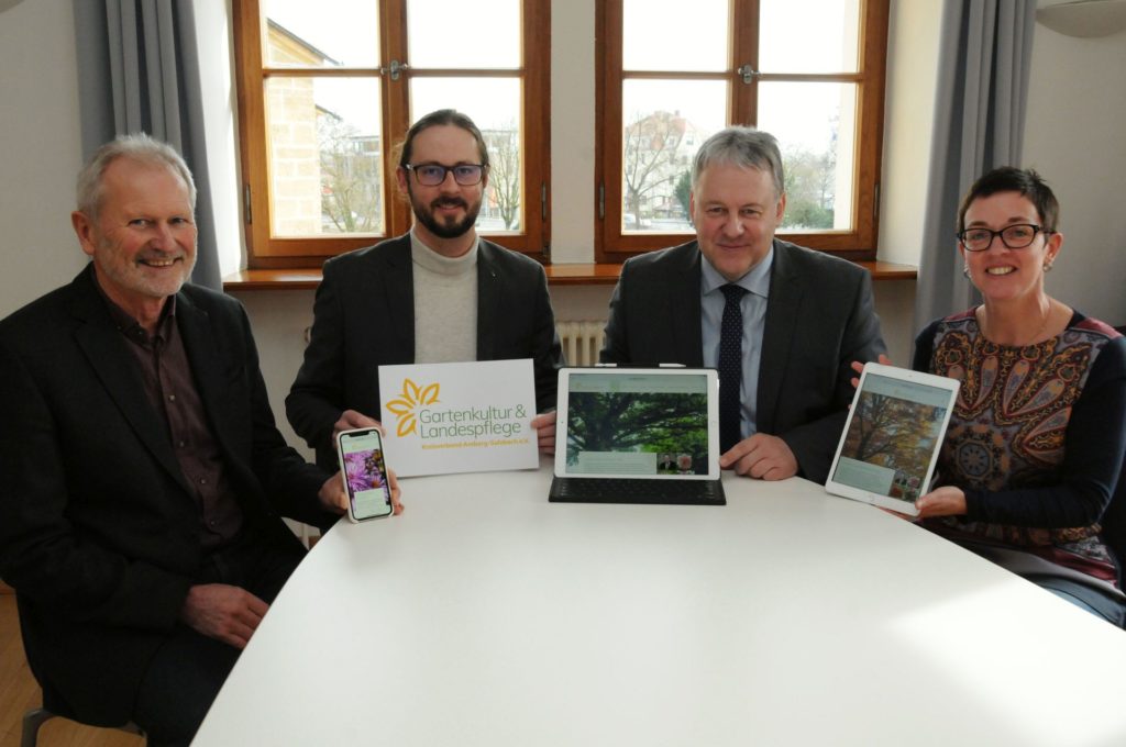 Landrat  Richard Reisinger als 1. Vorsitzender der Kreisverbandes für  Gartenkultur und Landespflege durfte gemeinsam mit Kreisfachberaterin  Michaela Basler  und 2. Vorsitzenden Eduard Eckl (1.v.li.) die neue Homepage in Betrieb  nehmen. Der kreative Kopf der Internetseite ist Peter Böhm (2.v.li.). Foto: Christine Hollederer